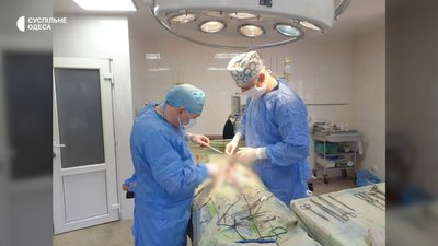 Операції під звуки вибухів: як військовий хірург рятує життя за кілька кілометрів від фронту Операції під звуки вибухів: як військовий хірург рятує життя за кілька кілометрів від фронту