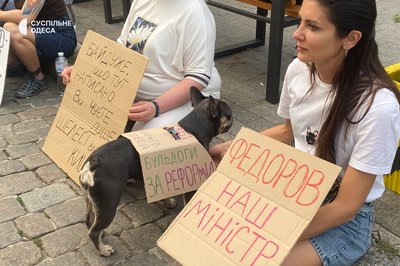 "Я дуже не люблю бути непочутою": в Одесі другий день поспіль відбувається акція проти відставки Михайла Федорова "Я дуже не люблю бути непочутою": в Одесі другий день поспіль відбувається акція проти відставки Михайла Федорова