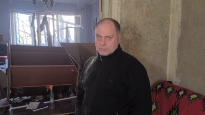 "Вибух, кричу: "Лягай!". Я жива, вона загинула". Що відбувається на місці удару ракетою у Кривому Розі на ранок 5 квітня