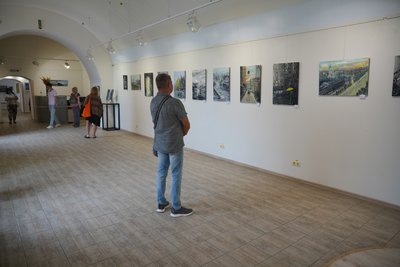 “Сумчани близькі до харків’ян”: художниця з Харкова привезла до Сум “Урбаністичні примари” “Сумчани близькі до харків’ян”: художниця з Харкова привезла до Сум “Урбаністичні примари”
