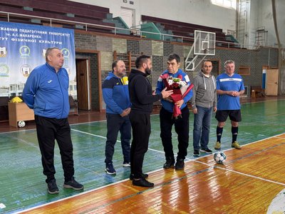 У Сумах вітали з днем народження тренера з футзалу Володимира Гладова У Сумах вітали з днем народження тренера з футзалу Володимира Гладова