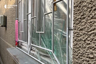 Стовп диму, пошкоджений будинок та вибиті вікна: фото наслідків атаки на Одесу 10 березня Стовп диму, пошкоджений будинок та вибиті вікна: фото наслідків атаки на Одесу 10 березня