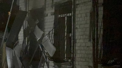 У Дніпрі пролунали вибухи: поранені четверо людей, покшоджені багатоповерхівка і будівля банку