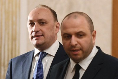 Бізнесмен Денис Кірєєв (ліворуч) у складі української делегації бере участь у спробі мирних переговорів з російською делегацією в Гомельській області, Білорусь, 28 лютого 2022 року Бізнесмен Денис Кірєєв (ліворуч) у складі української делегації бере участь у спробі мирних переговорів з російською делегацією в Гомельській області, Білорусь, 28 лютого 2022 року