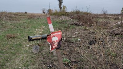 Пошкоджена табличка "Небезпечно міни!". Миколаївщина, 26 листопада 2024 року Пошкоджена табличка "Небезпечно міни!". Миколаївщина, 26 листопада 2024 року