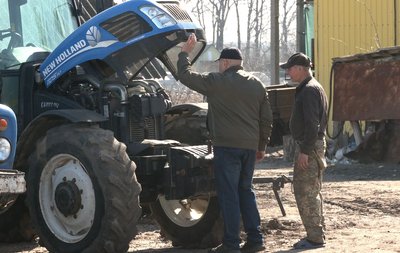 Без людей у посівну: фермер з Черкащини оброблятиме поле сам Без людей у посівну: фермер з Черкащини оброблятиме поле сам