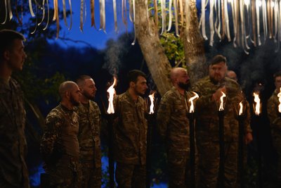 Побратими зібралися на вінчання закоханих Побратими зібралися на вінчання закоханих