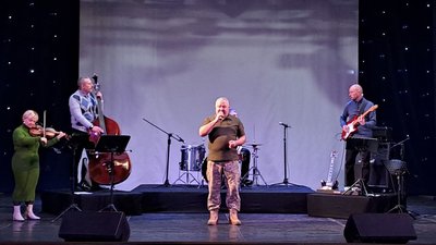 В обласній філармонії Кропивницького виконав пісню разом з інструментальним ансамблем В обласній філармонії Кропивницького виконав пісню разом з інструментальним ансамблем