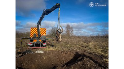 Ракета на Чернігівщині: сапери знешкодили уламки російської ракети "Іскандер" Ракета на Чернігівщині: сапери знешкодили уламки російської ракети "Іскандер"
