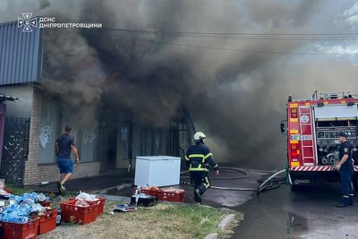 У Кам’янському на бульварі Будівельників сталася пожежа: вогонь знищив торговельні павільйони У Кам’янському на бульварі Будівельників сталася пожежа: вогонь знищив торговельні павільйони