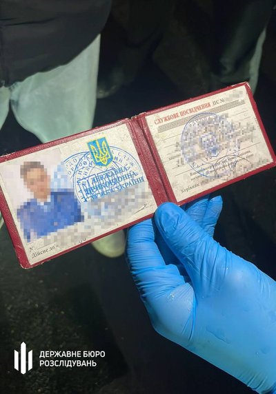 На Одещині затримали правоохоронця, який збував зброю криміналітету — ДБР