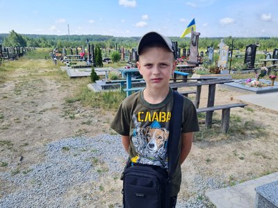 Молодший Роман Кузьменко каже, що сумує за татом, але намагається триматися заради мами Молодший Роман Кузьменко каже, що сумує за татом, але намагається триматися заради мами