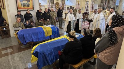 У Полтаві попрощалися із двома солдатами, які полягли на Сумщині У Полтаві попрощалися із двома солдатами, які полягли на Сумщині