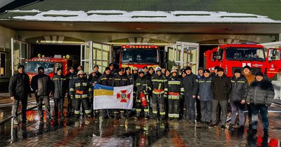 Рятувальники, традиція проводити рятувальника на пенсію, ДСНС, облили водою Рятувальники, традиція проводити рятувальника на пенсію, ДСНС, облили водою