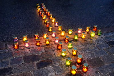 Жертв Голодоморів у Харкові вшанували, виклавши на площі Свободи хрест з лампад Жертв Голодоморів у Харкові вшанували, виклавши на площі Свободи хрест з лампад
