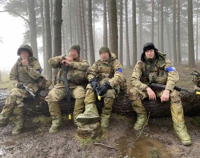 Андрій Валенський з побратимами Андрій Валенський з побратимами