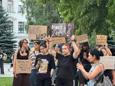 "Рада завтра на роботу". Дніпро мітингує проти закону щодо НАБУ та САП: день третій "Рада завтра на роботу". Дніпро мітингує проти закону щодо НАБУ та САП: день третій