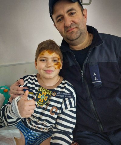 рятувальник, врятований хлопчик рятувальник, врятований хлопчик