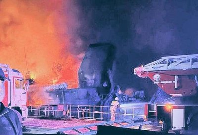 У Севастополі горить ймовірно десантний корабель окупантів класу "Ропуха" У Севастополі горить ймовірно десантний корабель окупантів класу "Ропуха"