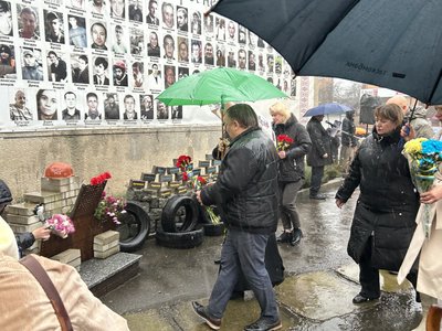 Під дощем і з квітами: на Черкащині вшанували пам'ять учасників Революції Гідності Під дощем і з квітами: на Черкащині вшанували пам'ять учасників Революції Гідності