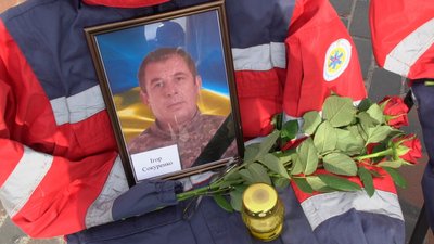 У Кропивницькому вшанували пам'ять загиблих на війні медиків У Кропивницькому вшанували пам'ять загиблих на війні медиків