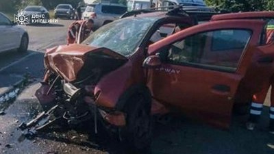 На Київщині зіткнулися дві автівки, сталася пожежа, є загиблі і поранені На Київщині зіткнулися дві автівки, сталася пожежа, є загиблі і поранені