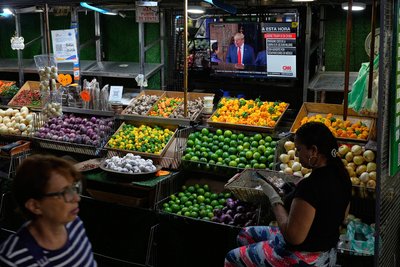 На екрані телевізора, встановленого в торговому кіоску на продуктовому ринку у Каракасі трансляція випуску новин про візит президента США Трампа у Китай, 13 травня 2026 року На екрані телевізора, встановленого в торговому кіоску на продуктовому ринку у Каракасі трансляція випуску новин про візит президента США Трампа у Китай, 13 травня 2026 року