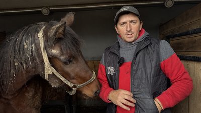 Конюх Василь біля кобили Каміли з Донеччини у зоопритулку Дніпропетровська область 6 листопада 2025 рік Конюх Василь біля кобили Каміли з Донеччини у зоопритулку Дніпропетровська область 6 листопада 2025 рік