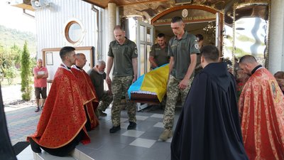 У Мукачеві попрощалися з військовослужбовцем Юрієм Стасьом У Мукачеві попрощалися з військовослужбовцем Юрієм Стасьом