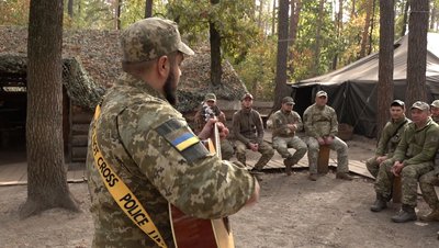 Прийшов з гітарою в ТЦК: історія прикордонника на позивний "Маестро" Прийшов з гітарою в ТЦК: історія прикордонника на позивний "Маестро"