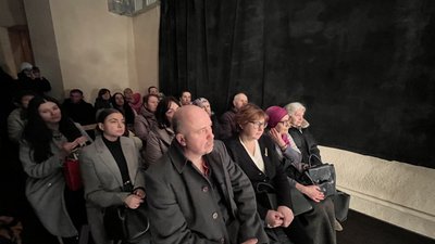Роковини авіаудару РФ по драмтеатру в Маріуполі: у Полтаві вшанували загиблих Роковини авіаудару РФ по драмтеатру в Маріуполі: у Полтаві вшанували загиблих