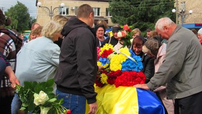 Поховання військових на Чернігівщині: в останню путь провели трьох воїнів ЗСУ Поховання військових на Чернігівщині: в останню путь провели трьох воїнів ЗСУ
