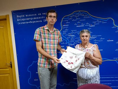 Виставка вишивки переселенка рушник Донеччина Олена Лазько Дніпро 15 жовтня 2024 року Виставка вишивки переселенка рушник Донеччина Олена Лазько Дніпро 15 жовтня 2024 року
