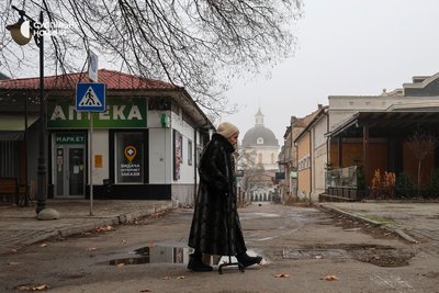 Жінка проходить порожньою вулицею Європейською в центрі Херсона Жінка проходить порожньою вулицею Європейською в центрі Херсона