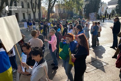 Понад місяць одесити виходять на пікет проти тендерів та закликають віддати гроші на ЗСУ Понад місяць одесити виходять на пікет проти тендерів та закликають віддати гроші на ЗСУ