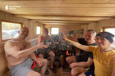 "Пункт незламності" для моржів: одесит створив мобільну лазню