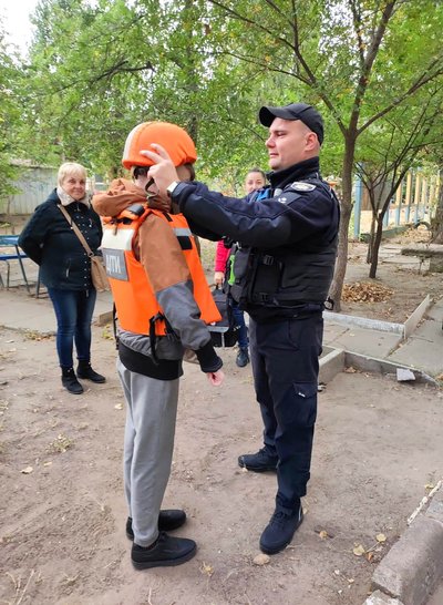 З мікрорайону Корабел у Херсоні поліцейські евакуювали жінку з 13-річним сином З мікрорайону Корабел у Херсоні поліцейські евакуювали жінку з 13-річним сином