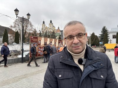 Вулична виставку "Церковний рашизм" у Кременці, Володимир Тиліщак, Тернопільщина, 12 грудня 2025 року Вулична виставку "Церковний рашизм" у Кременці, Володимир Тиліщак, Тернопільщина, 12 грудня 2025 року