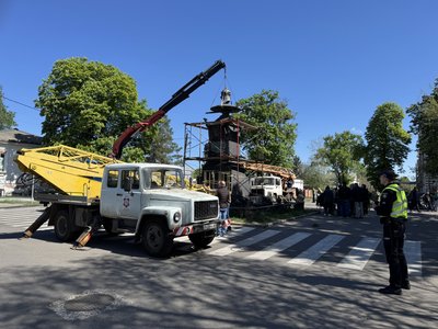У центрі Полтави встановлюють вертоліт замість пам’ятника Петру І У центрі Полтави встановлюють вертоліт замість пам’ятника Петру І