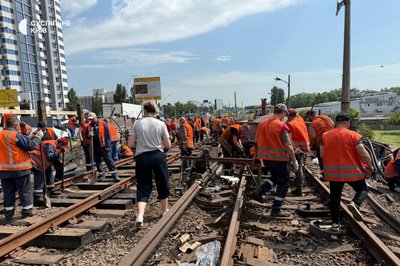 Пошкоджені колії внаслідок масованої атаки РФ: частина "червоної" гілки метро не працює Пошкоджені колії внаслідок масованої атаки РФ: частина "червоної" гілки метро не працює