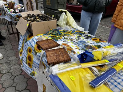 Благодійний ярмарок у Бурштині, діти-сироти, атрибутика Благодійний ярмарок у Бурштині, діти-сироти, атрибутика