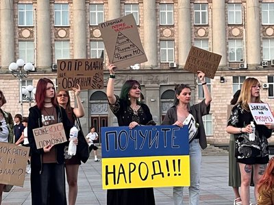 У Києві та регіонах триває протестна хода через звільнення Михайла Федорова з Міноборони У Києві та регіонах триває протестна хода через звільнення Михайла Федорова з Міноборони