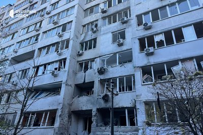 Вибиті вікна та пошкоджені автівки: фото наслідків від російської атаки БпЛА по Одесі Вибиті вікна та пошкоджені автівки: фото наслідків від російської атаки БпЛА по Одесі