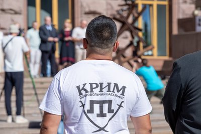 У Києві підняли кримськотатарський прапор