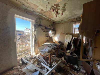 "Дощі йдуть, нам дах не накрили". Мешканці пошкоджених ударом РФ двоповерхівок у Сумах просять відремонтувати покрівлю