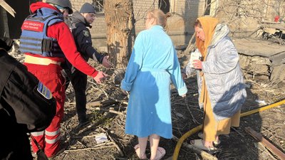 Мешканки будинку в Київському районі Харкова, за кілька метрів від якого влучив російський "Іскандер-М" Мешканки будинку в Київському районі Харкова, за кілька метрів від якого влучив російський "Іскандер-М"