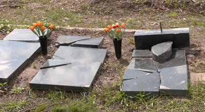 Поминальні дні серед руїн: як черкасці відновлюють могили рідних