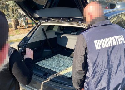 На Львівщині працівника митниці підозрюють у хабарництві На Львівщині працівника митниці підозрюють у хабарництві