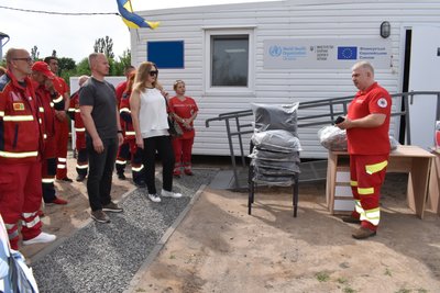 Лікарі біля станції медичної допомоги