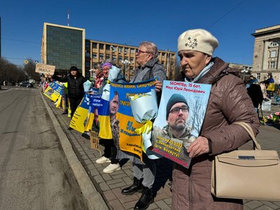 Серце із квітів на площі: у Черкасах відбулася акція на честь безвісти зниклих та полонених Серце із квітів на площі: у Черкасах відбулася акція на честь безвісти зниклих та полонених